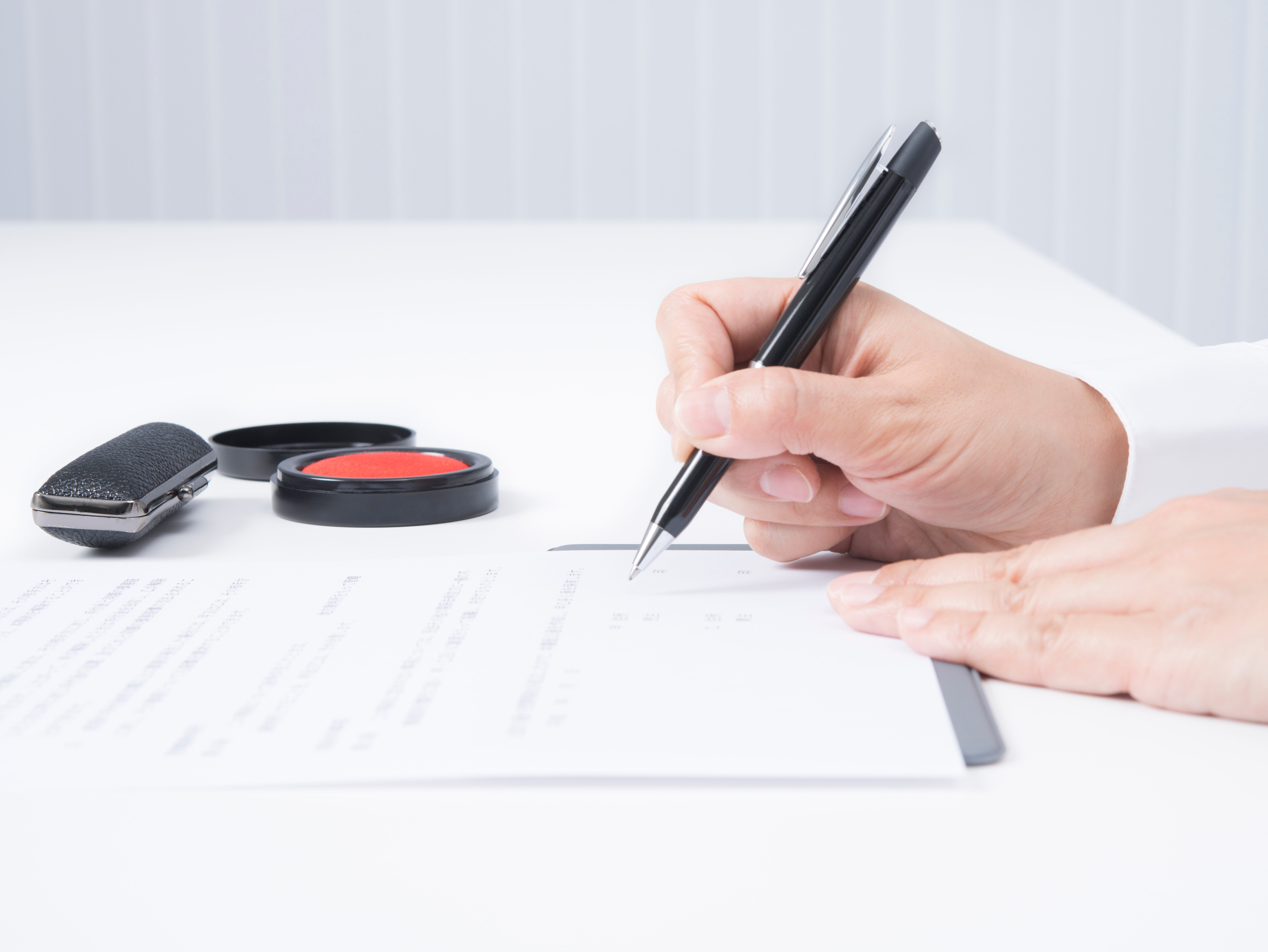 契約書にサインをする女性