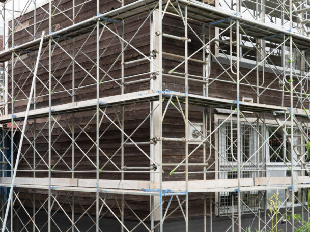 校舎の改修工事　足場材